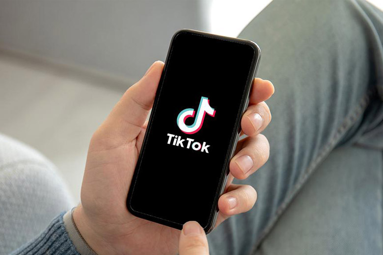 Vídeos baixados do TikTok serão salvos em telefones e computadores