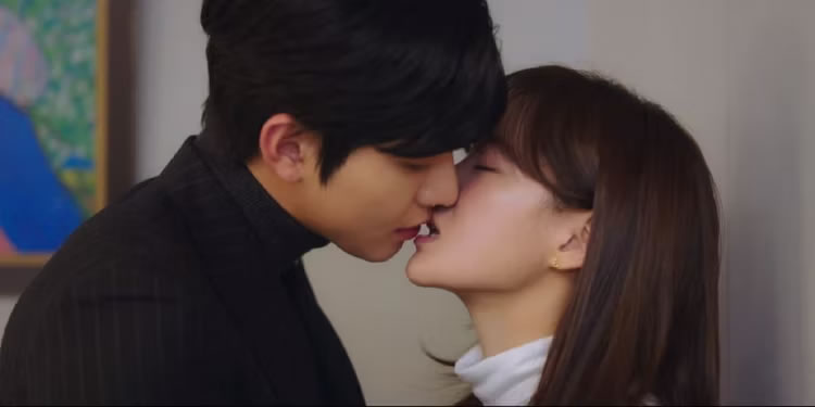 Ha-ri-and-Tae-moo-kissing-for-the-first-time-Business-proposal